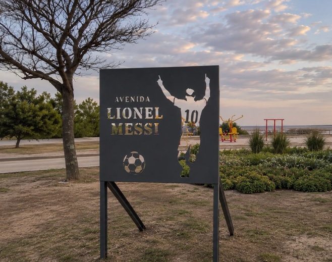 Ojo_Kritico's tweet photo. HOMENAJE EN VIDA: Presentan un proyecto para el tramo de la costanera santafesina Néstor Kirchner cambie su nombre y pase a llamarse Lionel Messi. Banco sacar el nombre de un corrupto y poner el nombre del mejor jugador de la historia argentina https://t.co/NqfWrAJch7