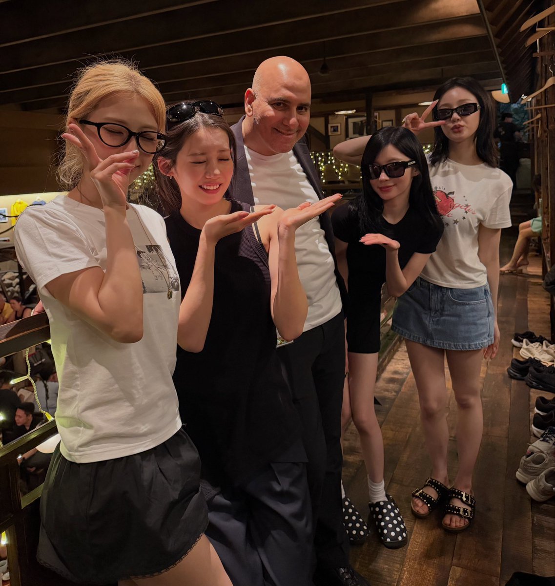 baeverace's tweet photo. akhirnya double date lagiiiiiii mana warna bajunya disamain pula (rupha putih putih, rorasa item item) 😆🤭 https://t.co/w8GwTbbkTO