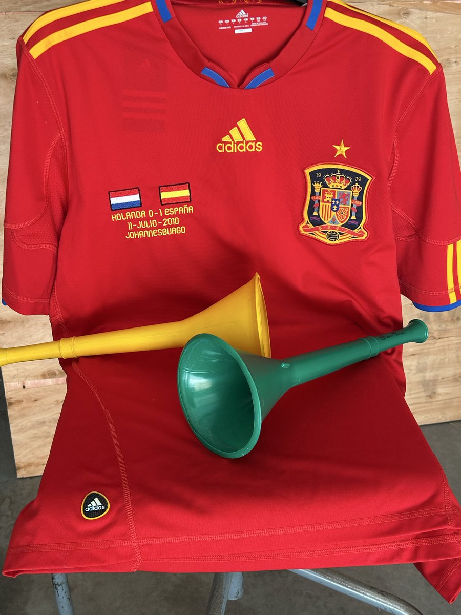 franziani's tweet photo. Vamos 🇪🇸 

Necesitamos reeditar esta camiseta, pero con VUESTROS NOMBRES.
Ni caso a los gafes, de hecho España sigue existiendo y existirá hasta cuando Dios quiera. 
Sobretodo no hagáis lo del equipo inglés en la semifinal.

A POR ELLOS!!! https://t.co/kTfLS6AVt8