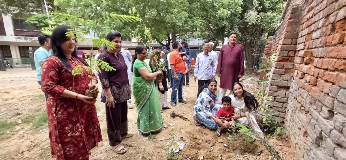 soniayadavbjp's tweet photo. рдЖрдЬ рд╡рд╛рд░реНрдб 21 рдХреЗ рдЖрд░рдбреА рд╕рд┐рдЯреА рдореЗрдВ рдкрд░реНрдпрд╛рд╡рд░рдг рд╕рдВрд░рдХреНрд╖рдг рдХреЗ рд╕рдВрдХрд▓реНрдк рдХреЗ рд╕рд╛рде рдкреМрдзрд╛рд░реЛрдкрдг рдЕрднрд┐рдпрд╛рди рдЪрд▓рд╛рдпрд╛ рдЧрдпрд╛ред#ekpedmaakenaam рдХрд╛ рдЕрднрд┐рдпрд╛рди рд▓рдЧрд╛рддрд╛рд░ рд╡рд╛рд░реНрдб рдореЗрдВ рдЪрд▓рд╛рдпрд╛ рдЬрд╛ рд░рд╣рд╛ рд╣реИ ред
ЁЯМЯ "рдПрдХ рдкреМрдзрд╛, рд╕реБрд░рдХреНрд╖рд┐рдд рднрд╡рд┐рд╖реНрдп рдФрд░ рдмреЗрд╣рддрд░ рд╡рд┐рдХрд╛рд╕ред"
#Ward21 #PlantationDrive #ArdeeCity #GreenGurugram
@narendramodi @NayabSainiBJP https://t.co/IN7WmU0LgS