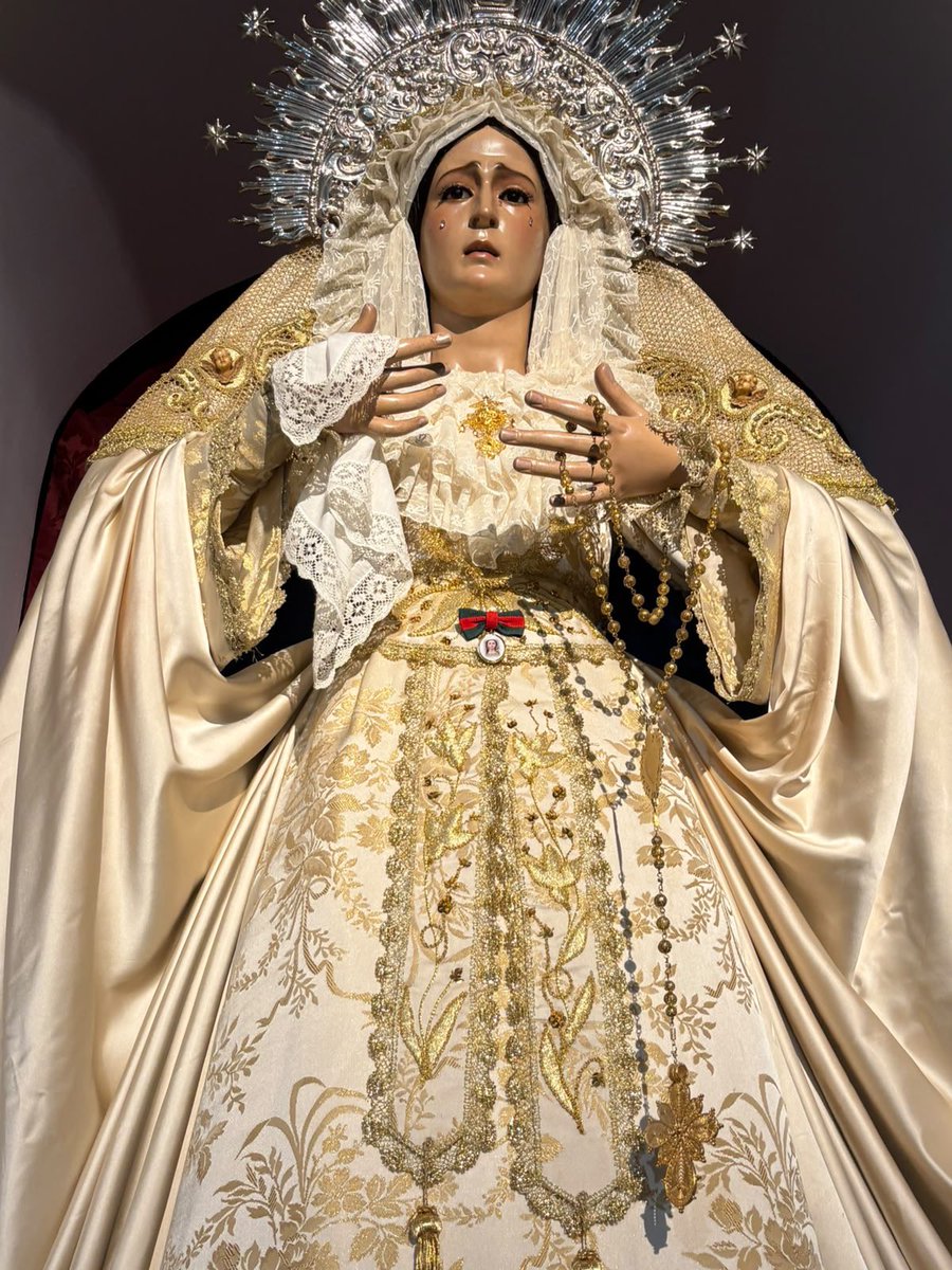 Nazareno_LM's tweet photo. Con motivo del inicio de los cultos en honor a Santa Marta, Nuestra Señora de los Dolores luce una medalla de la Patrona con los colores de la corporación.

Felicitamos a @HdadSSantaMarta y al pregonero, D. David Castillo Tamarán, por el magnífico pregón. https://t.co/WdeEqvJVmn