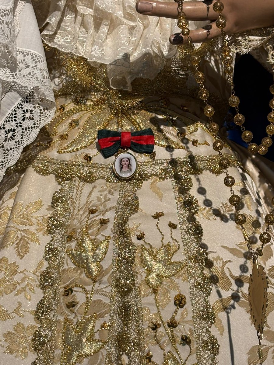Nazareno_LM's tweet photo. Con motivo del inicio de los cultos en honor a Santa Marta, Nuestra Señora de los Dolores luce una medalla de la Patrona con los colores de la corporación.

Felicitamos a @HdadSSantaMarta y al pregonero, D. David Castillo Tamarán, por el magnífico pregón. https://t.co/WdeEqvJVmn