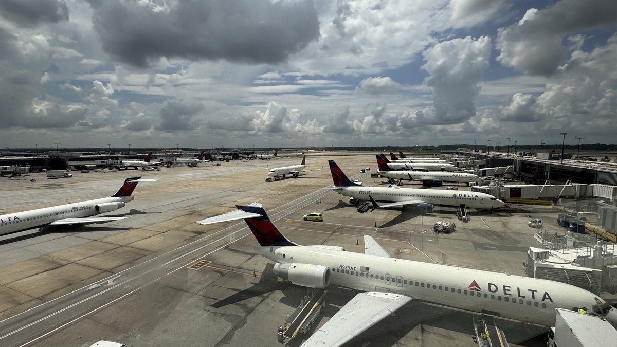 givenscj's tweet photo. It’s a nice day to fly! @delta #ATL #AGates #skyclub https://t.co/2LyvFMT5QA