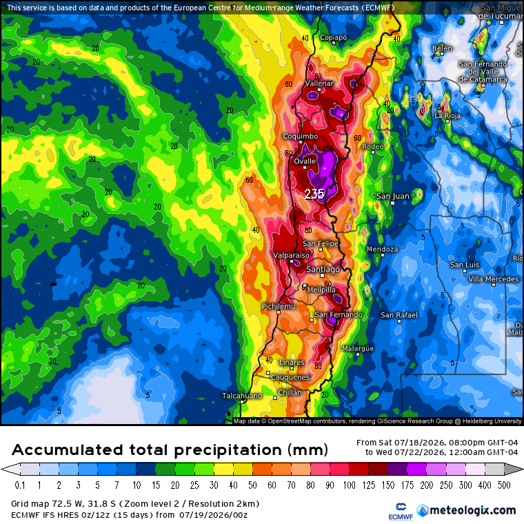 Seba_Quake_WX's tweet photo. 🚨 ACTUALIZACIÓN SISTEMAS FRONTALES ZONA CENTRO-NORTE A ZONA CENTRO-SUR: 19 AL 21 DE JULIO 🇨🇱🌧️ 

Análisis de Alarmas Oficiales de la DMC, Simulación Numérica del Modelo ECMWF y Evaluación de más Riesgos.

📢 1. ANÁLISIS DE ALARMAS METEOROLÓGICAS

La Dirección Meteorológica de Chile (DMC) ha elevado la severidad de sus avisos emitiendo actualizaciones de Alarma Meteorológica (máximo nivel de alerta técnica) debido a montos de precipitaciones que revisten un carácter de extrema intensidad en plazos breves:

Código AAA5-1/2026 (Provincia de Huasco): Emitida a las 10:21 hrs del domingo 19 de julio. Alerta sobre precipitaciones intensas y continuas desde la mañana del domingo 19 hasta la mañana del lunes 20 de julio. La DMC advierte explícitamente una alta probabilidad de saturación de suelos en la zona.

Código AAA4-3/2026 (Región de Coquimbo): Emitida a las 06:13 hrs del domingo 19 de julio. Establece una condición de precipitaciones intensas asociadas a sistema frontal para todo el territorio de la región.

📊 2. PRONÓSTICO DE ACUMULADOS ESTIMADOS (Modelo ECMWF)

Análisis de la proyección de precipitación acumulada total desde el sábado 18 de julio (08:00 pm) hasta el miércoles 22 de julio (12:00 am).

La simulación del modelo de alta resolución de la ECMWF (IFS HRES 0z) consolida el desplazamiento del núcleo más severo del sistema frontal siendo fortalecido por un río atmosférico de categoría 1 a 3, hacia el Norte Chico posteriormente desplazandose de norte a sur, manteniendo montos muy significativos en la zona central:

🌧Zona Norte Chico (Atacama y Coquimbo)

Región de Atacama (Provincia de Huasco / Vallenar): El mapa muestra una extensa mancha púrpura oscura que penetra hacia el interior, validando acumulados modelados generalizados sobre los 60 a 125 mm, con peaks locales superiores en sectores de precordillera.

Región de Coquimbo (Ovalle / Interior): Se identifica el núcleo crítico absoluto del evento. El modelo indica un valor máximo puntual extraordinario de 235 mm en la franja interior/precordillerana de la región. Las zonas costeras y valles adyacentes promediarán entre 60 y 150 mm.

⛈ Zona Central (Valparaíso a O'Higgins)

Región de Valparaíso: Contornos firmes de 80 a 125 mm [150 mm locales] para el litoral de la V región, hacia el interior de las regiones Valparaíso y Metropolitana, entre 50 a 80 mm [90 mm locales] y para O'higgins en el litoral tendrán entre 60 a 100 mm, cordillera hasta 190 mm. 

Región Metropolitana: Santiago y comunas del sector poniente (Melipilla) se encuentran bajo la influencia de rangos entre 40 a 90 mm, elevándose sobre los 100 mm hacia los sectores cordilleranos del Cajón del Maipo.

Región de O'Higgins: Persistencia de precipitaciones con montos estimados de 40 a 80 mm en los valles y aportes superiores a 100 mm hacia la precordillera y en partes del litoral norte.

⚠Nota: Muchisima precaución en estas 3 regiones, ya que volverá a precipitar con intensidad; son altamente posibles la ocurrencia de: nuevos socavones, aluviones, desbordes de ríos/esteros/activaciones de quebradas y sobre todo inundaciones repentinas en áreas urbanas y rurales.

🌦 Zona Centro-Sur (Maule, Ñuble y Biobío)

Región del Maule: El sistema persistirá con montos moderados de 40 a 70 mm en valles y litoral hasta 125 mm en cordillera.

Regiones de Ñuble y Biobío: 20 a 50 mm generalizados. Hasta 50-60 mm locales. 

🌩POSIBLES TORMENTAS:

Litoral entre las regiones Coquimbo a O'higgins-Maule
Interior y Precordillera entre las regiones Coquimbo, Valparaíso, O'higgins y parte del Maule.

⚠️ 3. EVALUACIÓN DE RIESGOS HIDROLÓGICOS Y GEODINÁMICOS

Frente a la persistencia de las lluvias y la distribución de los montos simulados, el escenario de riesgos en cursos de agua y terrenos es crítico.

🚨 Riesgo Mayor en Atacama y Coquimbo (Aluviones y Crecidas Violentas)

Activación Inmediata de Quebradas: El suelo semiárido del Norte Chico no posee la tasa de infiltración necesaria para procesar intensidades de 40 a 100 mm [e incluso más] en menos de 24 horas. 
Se anticipa la activación en cadena de quebradas históricamente secas y escurrimientos en masa hídrica (aluviones).

Caudales de Ríos Principales: Los r��os Huasco, Elqui, Limarí y Choapa experimentan crecidas rápidas con transporte masivo de sedimentos desde la alta cordillera hacia los valles bajos.

🌊 Riesgo en la Zona Central (Inundaciones por Escorrentía Satural)

Esteros y Canales Locales: Como se mencionó anteriormente, desde Valparaíso hasta O'Higgins, los suelos ya se encuentran saturados debido a las lluvias continuas de las jornadas precedentes. Al no haber capacidad de absorción en el suelo, el 100% de la nueva lluvia se transformará en escorrentía superficial inmediata, saturando colectores, esteros secundarios y canales de regadío.

Vigilancia Fluvial Estricta: Ríos de respuesta rápida como el Río Mapocho, Río Maipo, Río Aconcagua y Río Cachapoal mantendrán caudales en umbrales de alerta, aumentando el riesgo de desbordes en puntos críticos de estrangulamiento de cauce o asentamientos ribereños informales.

🛑 RECOMENDACIÓN DE SEGURIDAD OPERATIVA:
Atendiendo las alarmas de la DMC, se solicita el resguardo total de la población en la Provincia de Huasco y la Región de Coquimbo. Evite acercarse a los lechos de ríos, esteros o zonas de descarga de quebradas. Atienda de inmediato las alertas del Sistema de Alerta de Emergencias (SAE) emitidas por las autoridades.
-
-
#sistemafrontal #tormentas #temporal #lluvia #aguacaida #ecmwf #goes19