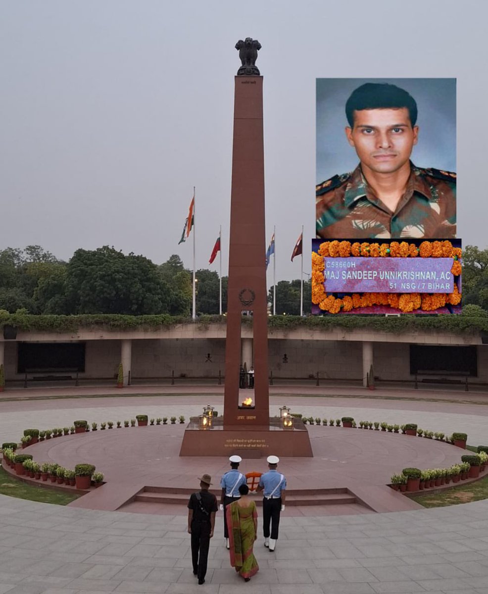 salute2soldier's tweet photo. Leading from front during the 26/11 #Mumbai attacks, Maj Sandeep Unnikrishnan, AC, rescued 14 hostages, saved an injured commando under fire, &amp; made supreme sacrifice while fighting terrorists at Taj. Mrs Dhanalaxmi Unnikrishnan, his brave mother paid homage at #AmarJawanJyoti. https://t.co/lUnPQTzZ3T