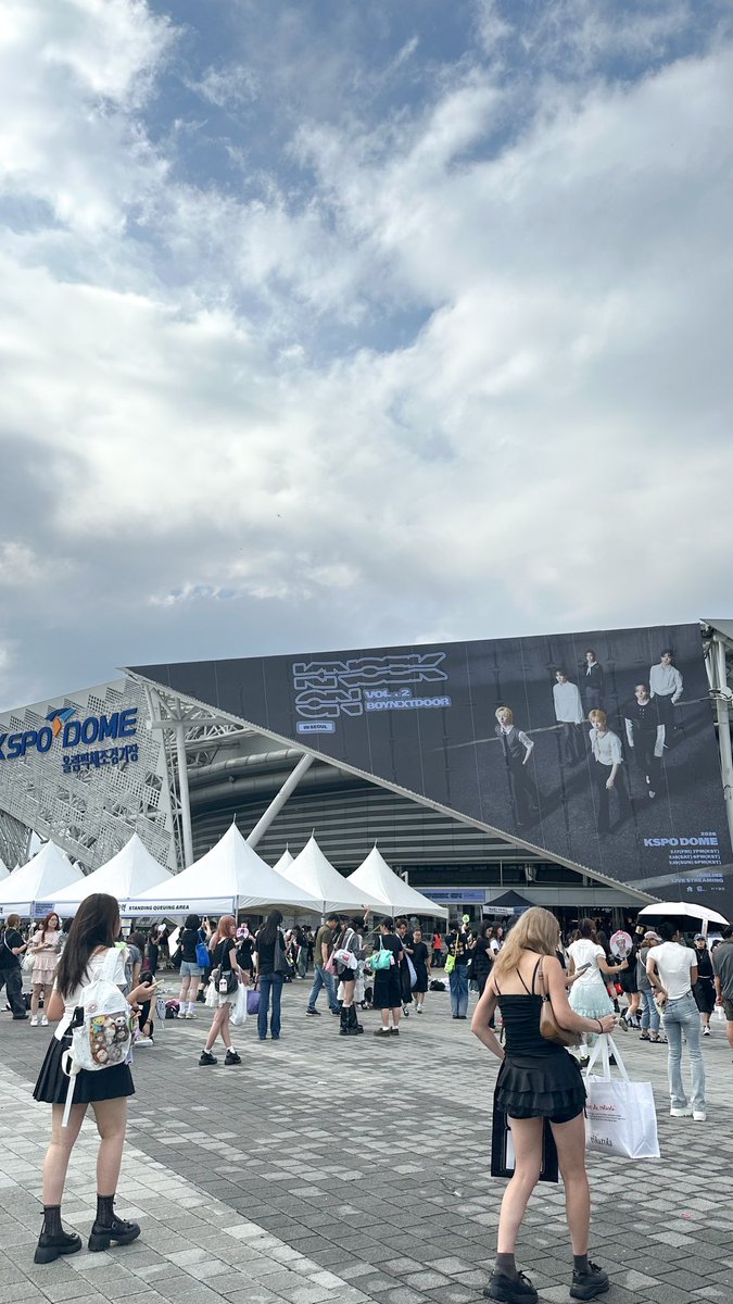 _o9o40's tweet photo. 260718 낙원2 in Seoul🤍🚪⋆.˚⭒

1년만의 낙원 많이 웃고 많이 울고 많이 뛰고 행복한 시간이었어
6명의 행복이 내 행복이야..다음에 요코하마에서 보자🌟 https://t.co/TJ2zdnuC8c