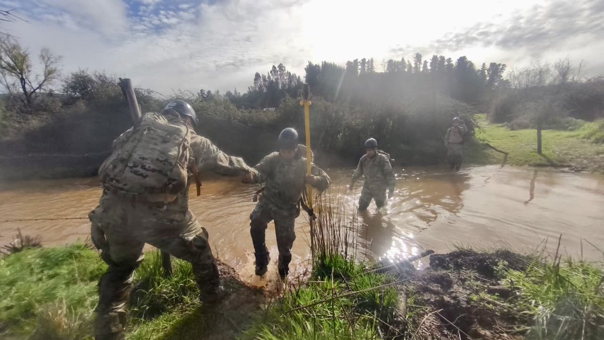 Ejercito_Chile's tweet photo. #EjécitoEnAcción 🇨🇱 | Nuestra Patrulla de Auxilio y Rescate Militar del Ejército (#PARME) del Regimiento N. ° 16 “Talca” continúa desplegada en las inmediaciones del Estero Domulgo en la comuna de #Curepto, buscando a una persona que se encuentra extraviada por las inundaciones. https://t.co/y19If98Rex