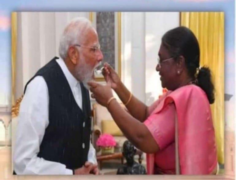 VigilGuy's tweet photo. @sabeer 🤣🤔🤦 and that illiterate Fekendrabhai did take care that nobody else is there in the foto. 
Egoistic maniac , most uneducated , uncultured are. https://t.co/fwupup7IBk