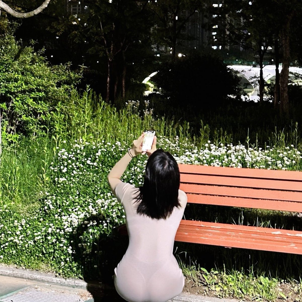 aaphroditei_'s tweet photo. Capturing the night’s gentle magic—green grass, warm lights, and that dreamy feeling of being out after dark. https://t.co/O8oF6gSBHU