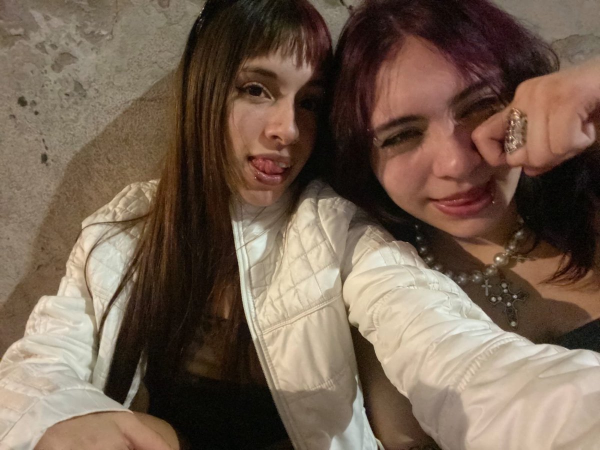melbmolii's tweet photo. postal de una noche con nanu tentandonos de cualquier cosa https://t.co/o8LMAcVqWQ