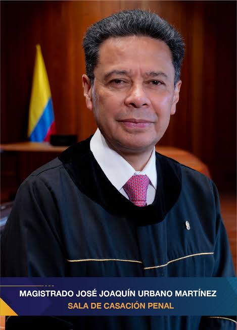 luisjimenezro's tweet photo. ¡UNA MUJER FUE ACUSADA POR VIOLENCIA INTRAFAMILIAR, LUEGO CONDENADA Y ENCARCELADA, PERO SU SENTENCIA FUE ANULADA!

¡Cuidado fiscales de Cavif y defensores! 

Aun cuando la mujer sea acusada en un delito que implique agresión, el enfoque de genero no puede soslayarse. Mucho menos puede degradar o ignorar los hechos y el contexto dentro del cual se dé el conflicto que rodee el caso que le ocupe.

— EL CASO RESUELTO POR LA CORTE: DEBER DE DILIGENCIA DE LAS AUTORIDADES JUDICIALES Y EL ENFOQUE DE GÉNERO

En la reciente sentencia SP453-2026, radicado 64.182, con ponencia del magistrado José Joaquín Urbano Martínez, la Sala Penal de la Corte Suprema de Justicia estudió un caso relacionado con el delito de violencia intrafamiliar.

El proceso se originó en la captura en flagrancia de un hombre y una mujer que habían sido compañeros permanentes. Aunque su relación había terminado, continuaban habitando el mismo inmueble, pero en apartamentos separados. La Policía acudió al lugar y los encontró en medio de una confrontación en la que se presentaron agresiones de ambas partes, por lo que procedió a capturarlos.

La Fiscalía acusó a los dos por el delito de violencia intrafamiliar: a la mujer, por la modalidad simple, y al hombre, por la modalidad agravada, debido a que su conducta había recaído sobre una mujer. Sin embargo, únicamente solicitó medida de aseguramiento en contra del hombre, pues los elementos materiales probatorios indicaban que la mujer venía siendo víctima de un contexto prolongado de violencia física y psicológica.

A pesar de conocer ese contexto, la Fiscalía mantuvo la acusación contra ambos. El proceso avanzó hasta la audiencia concentrada y, posteriormente, se celebró un preacuerdo mediante el cual los dos aceptaron responsabilidad por violencia intrafamiliar, a cambio de que la conducta se degradara a lesiones personales únicamente para efectos punitivos.

Además, los procesados, con la asesoría de sus defensores, suscribieron un acuerdo de conciliación y transacción. La defensa de la mujer la asesoró bajo el entendimiento de que, por haberse utilizado la pena prevista para las lesiones personales, podría acceder a la suspensión condicional de la ejecución de la pena.

Sin embargo, ambos fueron condenados por violencia intrafamiliar a dieciséis meses de prisión y se les negaron los subrogados, porque la conducta realmente aceptada era aquella y no el delito de lesiones personales. En consecuencia, también se ordenó la captura de la mujer.

La defensa apeló, pero el Tribunal confirmó la condena al considerar que la aceptación había sido libre, consciente y voluntaria y que no se había demostrado un vicio en el consentimiento. El asunto llegó entonces a la Corte Suprema de Justicia por medio del recurso extraordinario de casación.

La Corte advirtió que la Fiscalía conocía, desde las audiencias preliminares, que la mujer había sido víctima de un contexto sistemático de violencia. Su expareja le había suspendido durante varios meses los servicios públicos domiciliarios, le había impedido el acceso a la zona de lavandería, la había amenazado de muerte y había colocado frente a su apartamento un baúl, diciéndole que allí introduciría sus restos después de matarla y desmembrarla.

También existía una medida de protección en su favor, antecedentes de agresiones y un dictamen de Medicina Legal que registraba lesiones de alto riesgo en el cuello, indicativas de un posible intento de homicidio.

Ese mismo contexto había llevado a la Fiscalía a desistir de solicitar una medida de aseguramiento contra la mujer y a pedir la detención preventiva del hombre. No obstante, al trasladar los escritos de acusación, la Fiscalía pasó por alto lo que ya conocía, equiparó la situación de ambos y acusó a la mujer como si su conducta hubiera estado dirigida simplemente a agredir a su expareja. No examinó si los golpes que ella le propinó podían corresponder a maniobras realizadas mientras intentaba defenderse de la asfixia.

Para la Corte, esa omisión desconoció la perspectiva de género y produjo una ruptura entre los resultados de la investigación y la formulación de la acusación. El defecto afectó posteriormente la estrategia defensiva, el preacuerdo, el consentimiento de la procesada y las sentencias de instancia.

Por esta razón, la Sala casó parcialmente la sentencia y declaró la nulidad del proceso seguido contra la mujer desde el traslado del escrito de acusación, inclusive. Además, ordenó cancelar la orden de captura e instó a la Fiscalía para que designara un funcionario que asumiera el caso con enfoque de derechos humanos de las mujeres y con estricto cumplimiento del deber de diligencia debida en la investigación y en el ejercicio de la acción penal.