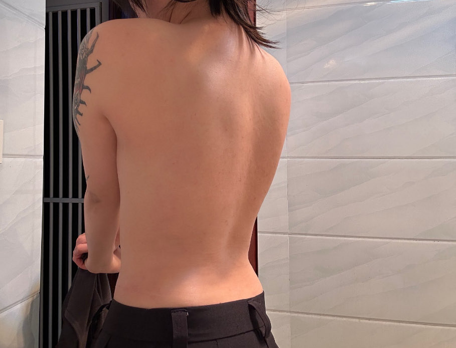 HellStar233's tweet photo. p1减脂期➕练一周的背，p2纸包鸡时期，在薄肌的路上越来越近了 #les https://t.co/s4RRnab5rF