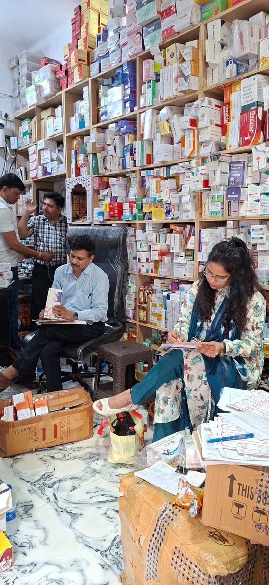 AhteshamFIN's tweet photo. #UP में खूब बिक रही है नकली दवाएं 💊💉

उत्तर प्रदेश के गोंडा में एक करोड़ 13 लाख रुपये की नकली व नशीली दवाएं सीज,1 गिरफ्तार
बरामद दवाओं में 53,712 डिपट्राम प्लस कैप्सूल, 14,700 अल्ट्रानिम-पी टैबलेट, 59,256 प्रोक्सीस्पास कैप्सूल, 2,82,960 सेम्प्लेक्स प्लस कैप्सूल, 32,160 रोमर स्पास कैप्सूल, 1,96,000 ट्रामाडोल इंजेक्शन, 60,000 अल्जोमैक 0.5 (अल्प्राजोलम) टैबलेट तथा 63 बोतल कोडीन फॉस्फेट सिरप (एनरेक्स/वनरेक्स) सहित बड़ी मात्रा में अन्य एलोपैथिक औषधियां शामिल हैं।