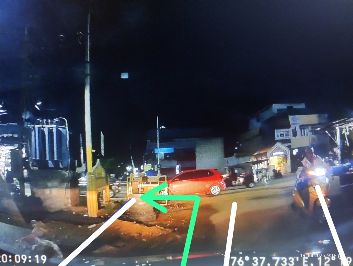 BadDrivers76's tweet photo. Dashcam car needed to go left. But this polo parked and went for shopping. Ppl had to wait more than 2-3mins. No civic sense to rush n remove his car even when all were honking.
Location - gokulam ganesha temple road
Date - 17jul26 8:10pm
Kindly take action
KA51ME6788 https://t.co/YQ9iCzFwwv