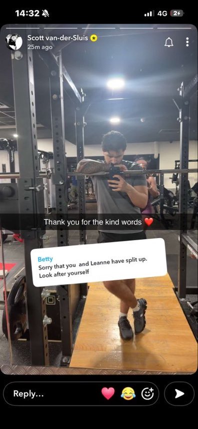 valerietakess's tweet photo. She’s literally standing behind him lmfao😹😹😹 https://t.co/hiR3fd5UQJ