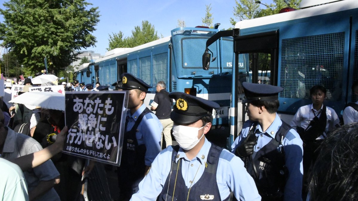 tanakaryusaku's tweet photo. 新記事『デモ参加者を灼熱地獄に追い込んだ警察』

警察は力づくで参加者を歩道に押し戻した。熱中症なんてお構いなしだ。顔色ひとつ変えずユ●ヤ人を虐待したナチスさえ思い起こさせた。

https://t.co/SaW4EnAWHj

警察はカマボコ（機動隊員輸送車）を貼りつけデモ参加者を炎天下に押し込めた。＝19日、国会図書館前　撮影：田中龍作＝