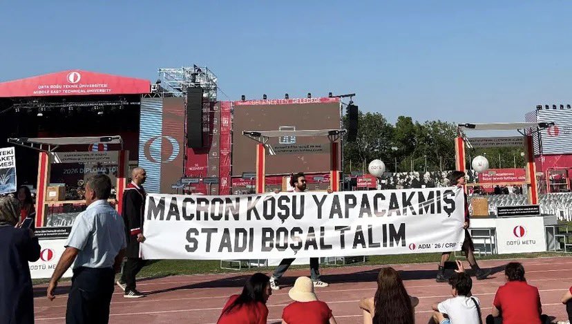 _Express1917's tweet photo. ODTÜ MEZUNİYET TÖRENİNDEN BAZI PANKARTLAR:

"Macron Koşu Yapacakmış Stadı Boşaltalım" https://t.co/yKfxDIx8tO