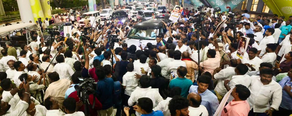 sivasankar1ss's tweet photo. வெளிநாட்டுப் பயணம் முடித்து தாய் மண்ணுக்குத் திரும்பிய திராவிட நாயகர் நம் கழகத் தலைவர் தளபதி @mkstalin அவர்களை சென்னை விமான நிலையத்தில்  வரவேற்று மகிழ்ந்தோம். https://t.co/hkQvtKO1Hg
