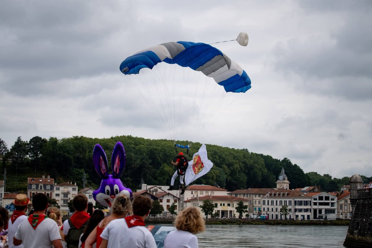 VilleDeBayonne's tweet photo. 📷 Chaque samedi matin des @Fetes_Bayonne, le 1er régiment de parachutistes d'infanterie de marine (1er RPIMa) montre son attachement à la @VilleDeBayonne en organisant une démonstration de sauts en parachute.
Voici un retour en photos.
📷 Théo Cheval
#FDB26 #FêtesDeBayonne2026 https://t.co/EB19xRT4XI