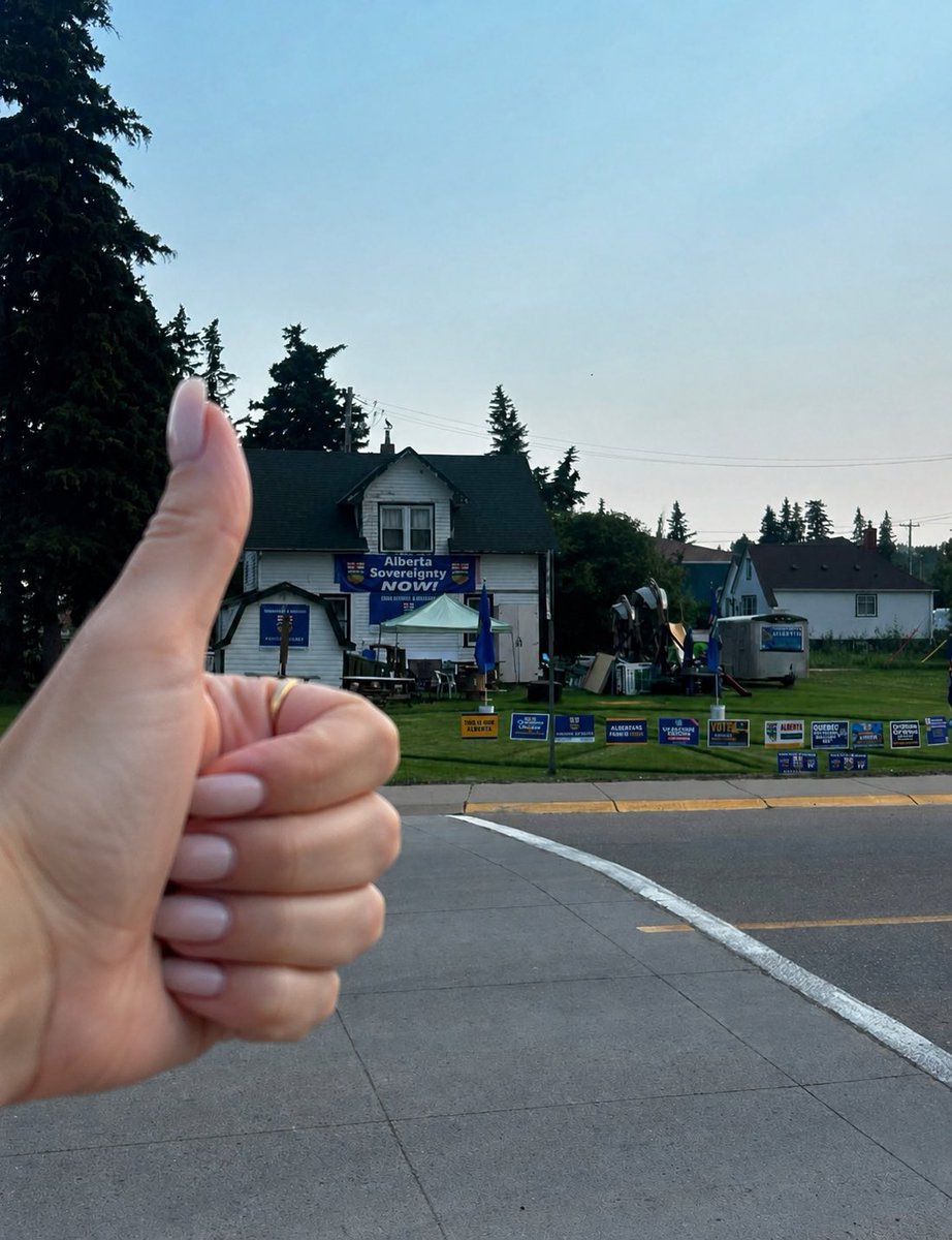 IgorRyltsev's tweet photo. House in Sylvan Lake! 👍 Alberta Independence is winning! https://t.co/NHfwi5atAl