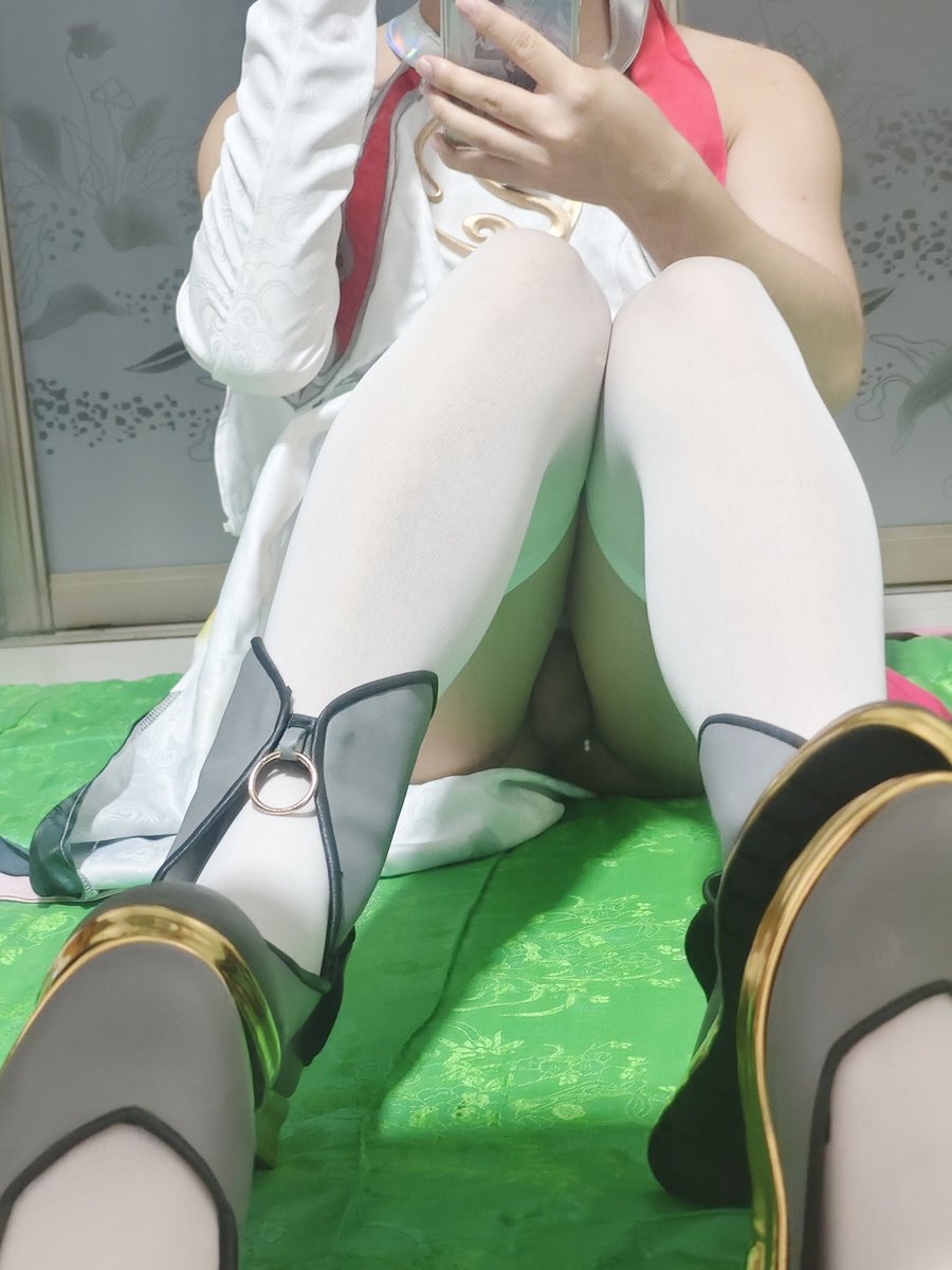nidielaila2233's tweet photo. 穿了白色吊带袜的离恨烟，依旧很涩呢（假发在学校没带回家）😋😋 https://t.co/jvNBbDOwk9