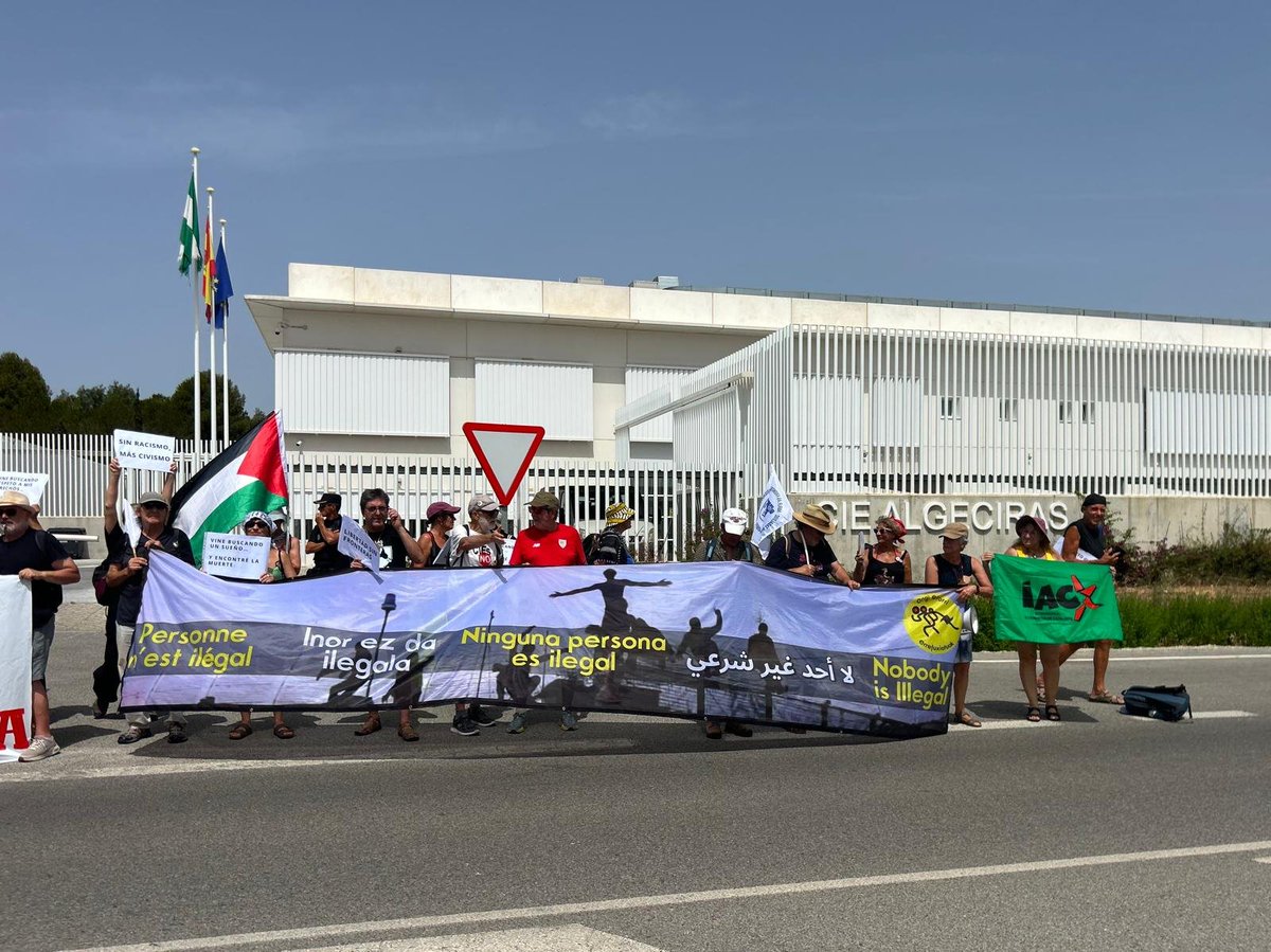 la_IAC's tweet photo. 🟢 La IAC a la Caravana Obrint Fronteres. Denunciant el CIE d'Algesires i la política migratòria de la UE a la frontera sud.
#10anysObrintFronteres
#CapPersonaEsIl·legal https://t.co/W8bT71qTVT