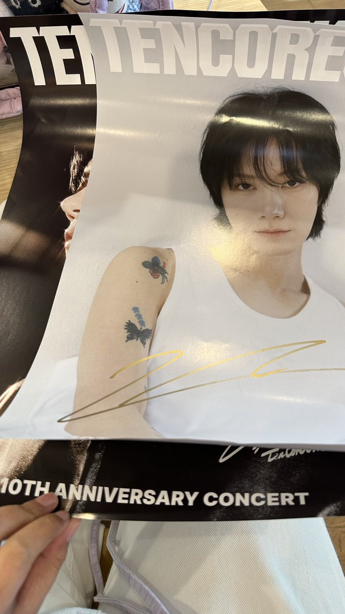 shopkjane's tweet photo. ปล่อยโปสไซน์ม้วนแล้วค่ะ มีรอยยับนิดหน่อย ขอคนรับได้ ดูรูปเพิ่มได้ค่ะ
💸 1000- ส่งฟรี ใส่กระบอก ค่ะ 
💸 นัดรับหน้าราม / centralworld 
สนใจ dm ค่ะ 

#TENCORE0110Concert_DAY3 
#tencore0110concert
 #TENCORE0110iscalling https://t.co/P8LhPzTpa0