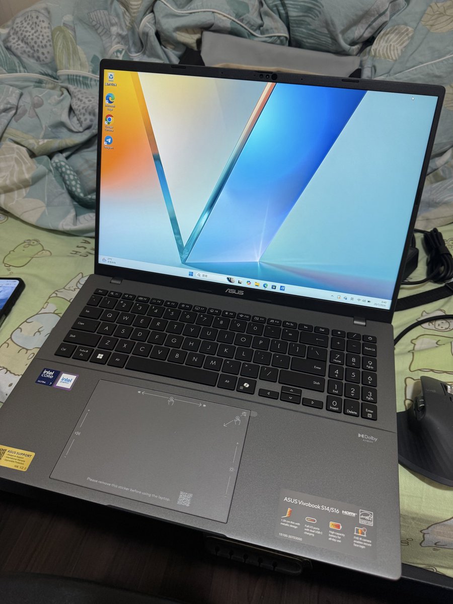 FELIXTWS's tweet photo. 部舊電腦用咗好多年，今日終於入手左部新 Notebook —— ASUS Vivobook S 16！✨

第一眼睇中佢部 16 吋大螢幕，睇片同做嘢嘅視野都好正，而且機身比想像中輕薄好多，帶出街做嘢完全無負擔。最驚喜係佢嘅 OLED 靚友，開 App 同轉 Task 都極速流暢，鍵盤打字手感亦都好舒服。 https://t.co/XfPC0Hvswl