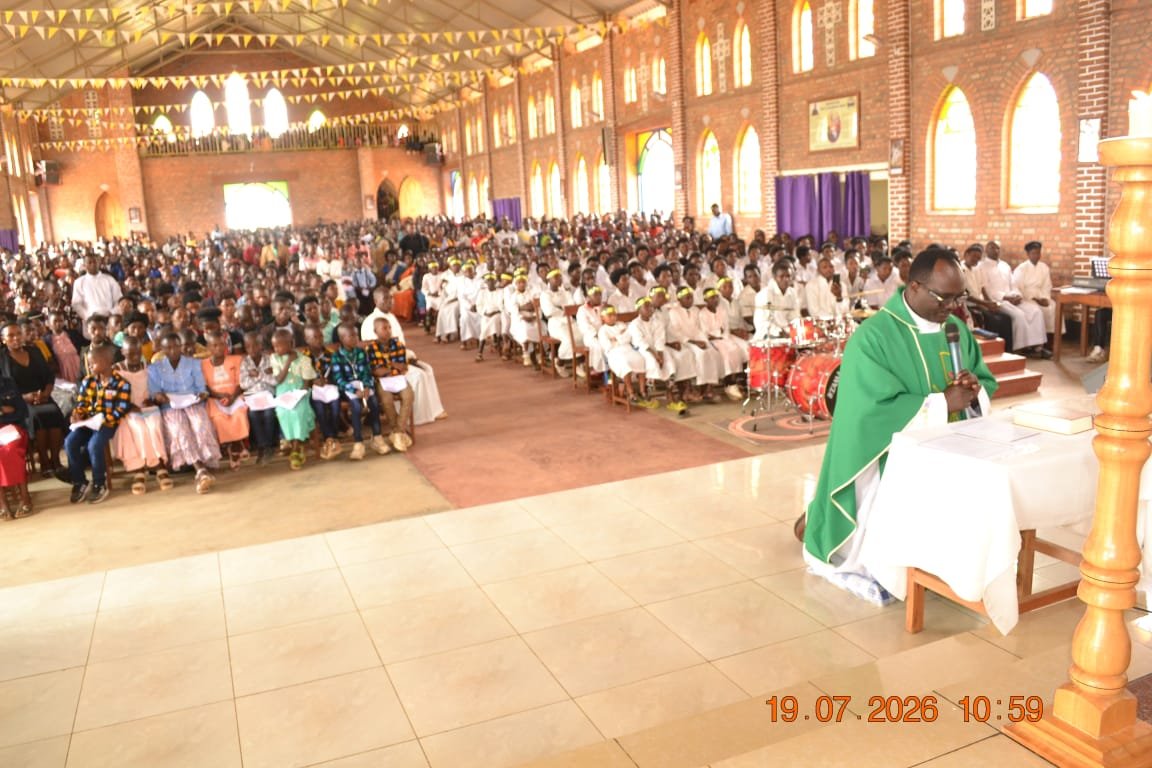 RuhengeriDioces's tweet photo. Tariki 19/7/2026, Padiri Félicien NSENGIYUMVA yakiriye ku mugaragaro ubutumwa bwo kuba Padiri mukuru wa Paruwasi ya Busengo, mu muhango wayobowe na  Musenyeri Gabin Bizimungu wari intumwa y’Umwepiskopi. https://t.co/emT2XW1kCP