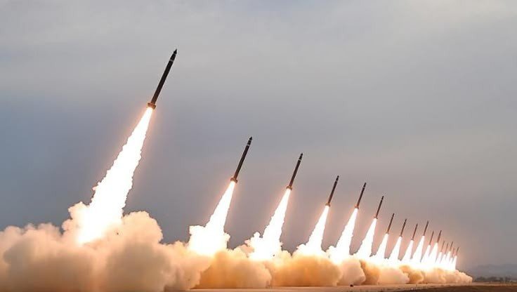 wolrd_news_2631's tweet photo. Russia has launched a major missile attack on Kyiv, while Ukrainian drone strikes continue to target logistics and energy infrastructure inside Russia, resulting in multiple casualties. https://t.co/RncpJO33OT