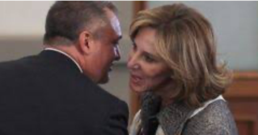 CarmeloArteagaR's tweet photo. @MaElenaMorera La íntima de #GarciaLuna ,ex jefe de su hijito, escupiendo, odio como siempre… Pobre mujer. https://t.co/4gexQFy4nT