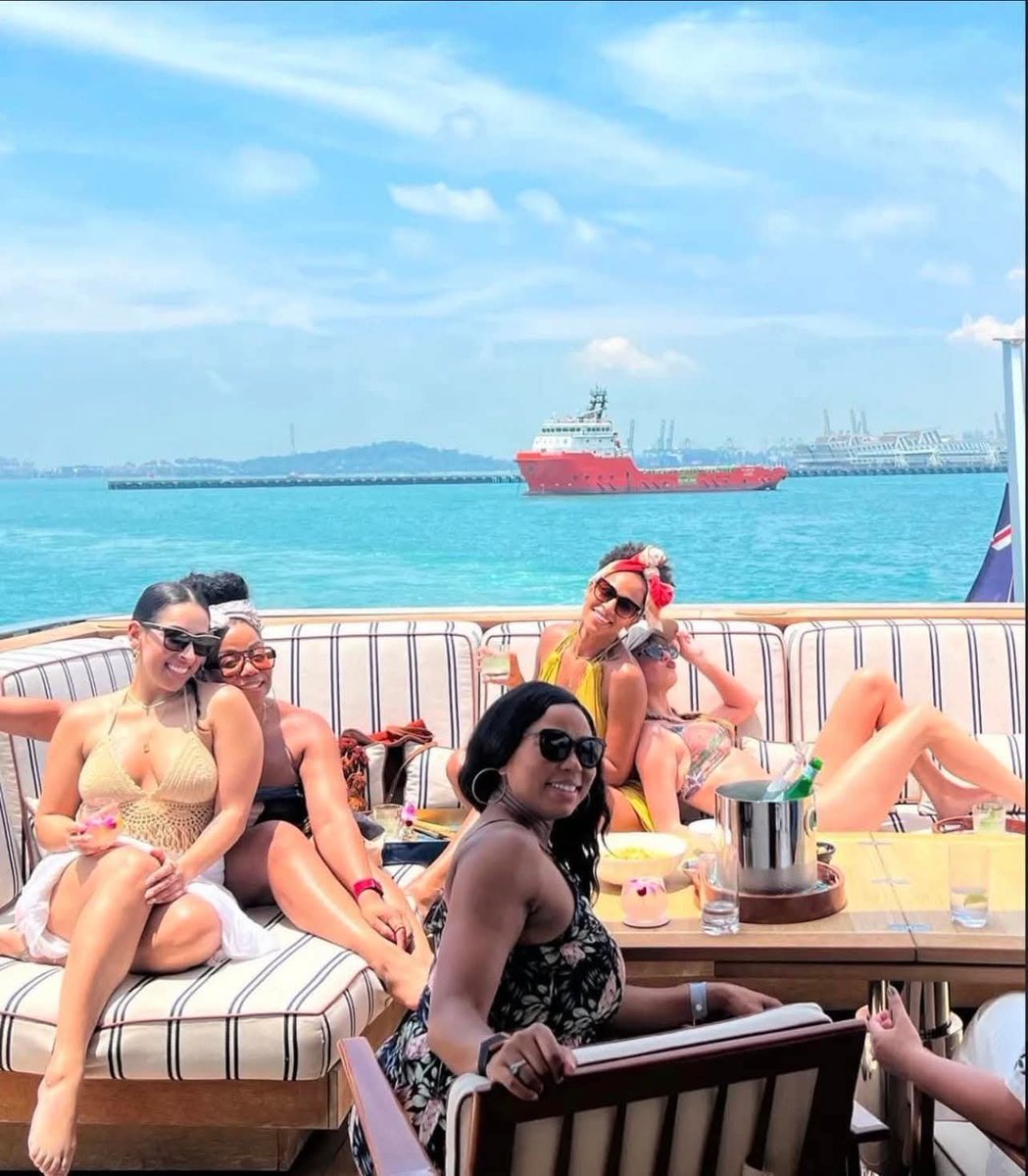 xEnchantedHaze's tweet photo. Hey Miami! I brought a few friends with me, I hope you don't mind. I know you won't.
We're enjoying this time off before we come and see you to give you a great show at #LLMusicFL. ❤️
#MyStarlights #ThisIsGonnaBeFun #YesHashtags #SoWhat https://t.co/sJOWLI2ikD