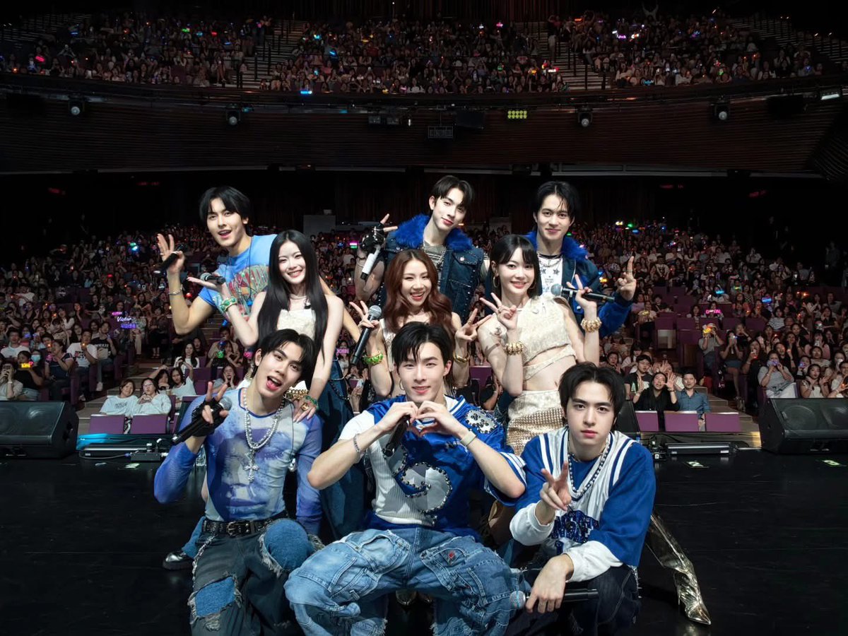 Masic1004's tweet photo. ใครจะทำได้เหมือนพวกแก มีผู้ฟังต่อเดือนล้านคนและได้ใส่ชุดแชมพูขึ้นเวที พซ.เก่งมาก 👏 https://t.co/sSNqceeecA