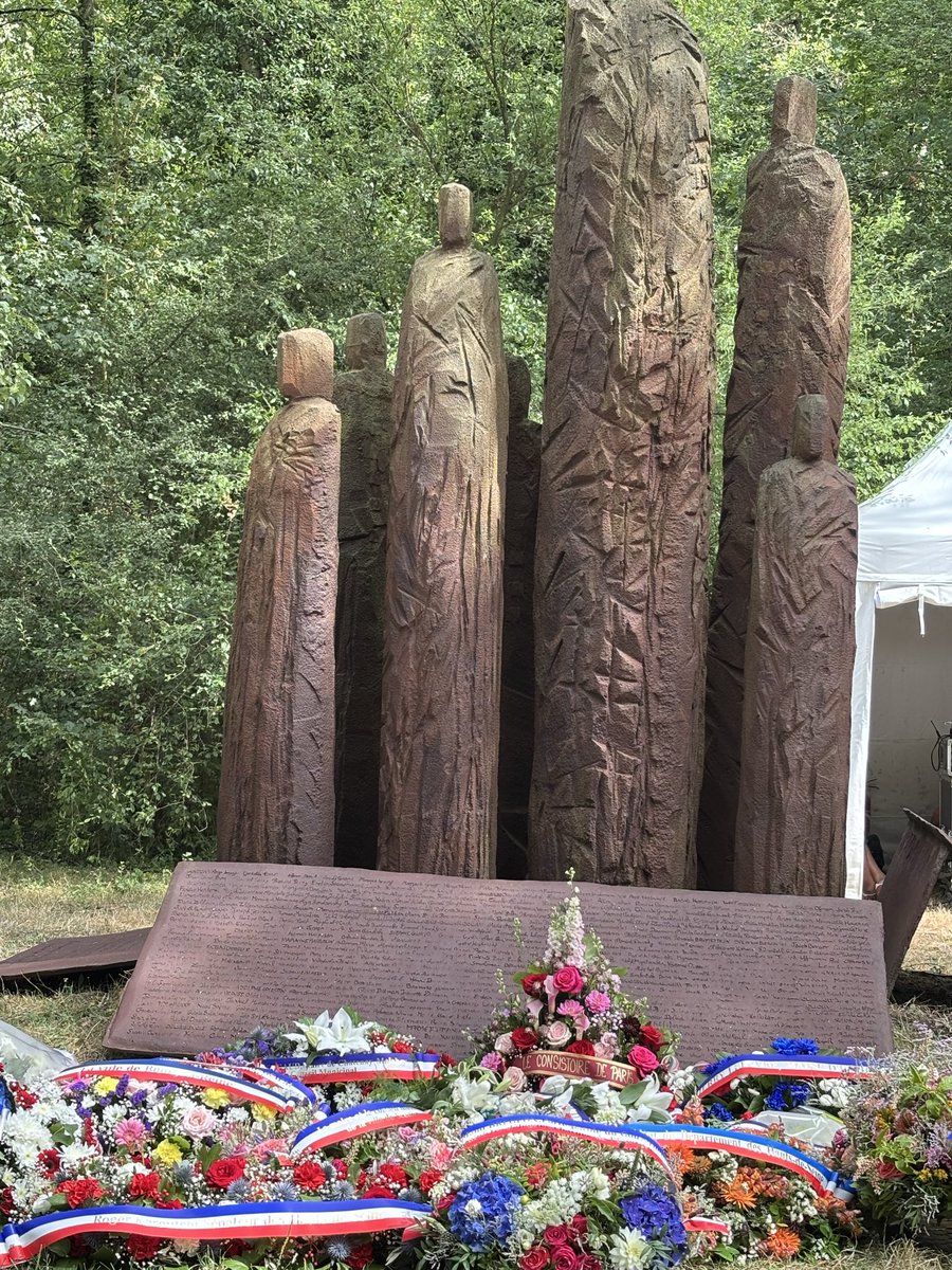 ConstanceLeGrip's tweet photo. Très émouvant témoignage de Léon Placek, déporté à 10 ans au camp de Bergen-Belsen et rescapé, sur l'enfer que lui et sa famille ont connu ! Dans le Parc de Sceaux, devant les "Pupitres des étoiles", à la cérémonie départementale du souvenir des Juifs victimes de l'antisémitisme du régime de Vichy complice de l'occupant nazi. Nous avons rendu hommage aux plus de 970 victimes juives dans notre département, ainsi qu'aux 53 "Justes parmi les Nations" que comptent les Hauts-de-Seine.