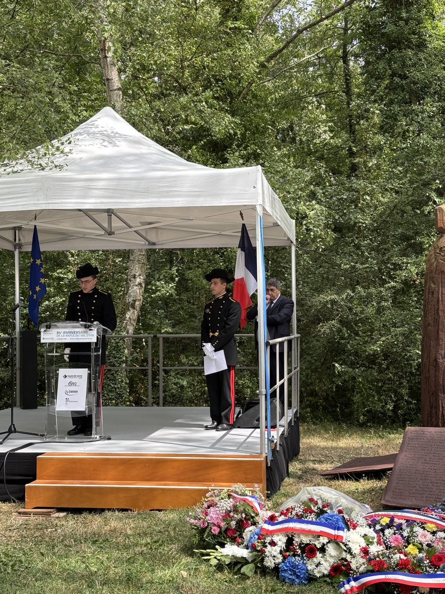 ConstanceLeGrip's tweet photo. Très émouvant témoignage de Léon Placek, déporté à 10 ans au camp de Bergen-Belsen et rescapé, sur l'enfer que lui et sa famille ont connu ! Dans le Parc de Sceaux, devant les "Pupitres des étoiles", à la cérémonie départementale du souvenir des Juifs victimes de l'antisémitisme du régime de Vichy complice de l'occupant nazi. Nous avons rendu hommage aux plus de 970 victimes juives dans notre département, ainsi qu'aux 53 "Justes parmi les Nations" que comptent les Hauts-de-Seine.