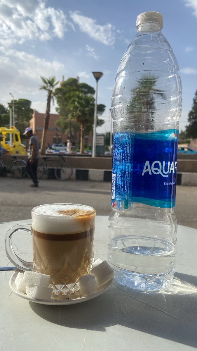 blessymessy123's tweet photo. -ik wacht hier al een uur tot de taxi vertrekt
-mijn telefoon zit in de lader maar batterij gaat omlaag (7%)
-koffie was 70cent
-ben de enigste vrouw #dusja
-inmiddels 13 uur onderweg https://t.co/H3XA9keIl1