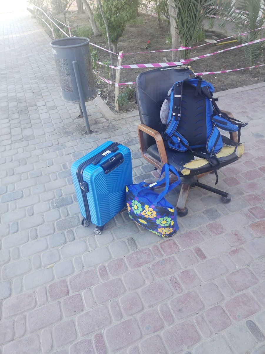 DzidaMocy's tweet photo. @Eric00001989 Takie rzeczy szanuję :)) Dakhla, Sahara Zachodnia, wysiadasz z autokaru po 20 godzinach jazdy z Agadiru i... xD Podchodzi człowiek: może taxi? niedrogo, 10-20 dirthamów ! _-Poczekej pan z 10 minut :)) https://t.co/vw7Hs4BvyE