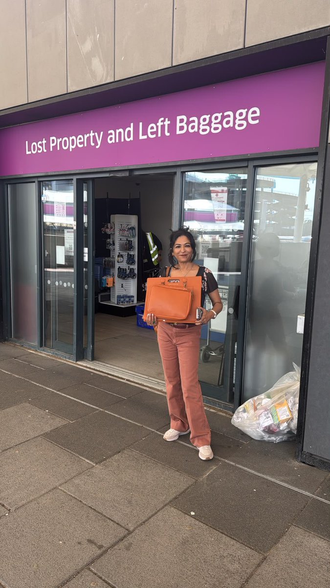 triptisharan200's tweet photo. @EDI_Airport a big salute to your service. I had left(lost) my Ipad with its case at the airport pick and drop, but 5 days later I found it again at the ‘lost &amp; found’ centre. This is the sign of an honest &amp; truly developed country. Sincere appreciation. https://t.co/gAFNEiRBAL