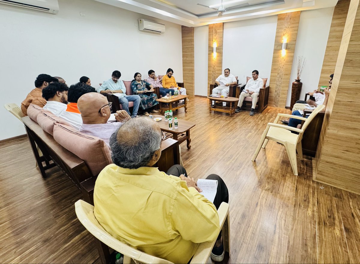 chshekharbjp's tweet photo. #OneNationOneElection अभियान हेतु प्रदेश टोली, विशिष्ट संपर्क प्रकोष्ठ और युवा मोर्चा टीम के साथ बैठक में रहना हुआ,हैदराबाद।
@BJP4Telangana https://t.co/KtBPHFZ6kL