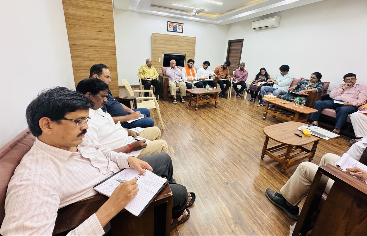 chshekharbjp's tweet photo. #OneNationOneElection अभियान हेतु प्रदेश टोली, विशिष्ट संपर्क प्रकोष्ठ और युवा मोर्चा टीम के साथ बैठक में रहना हुआ,हैदराबाद।
@BJP4Telangana https://t.co/KtBPHFZ6kL