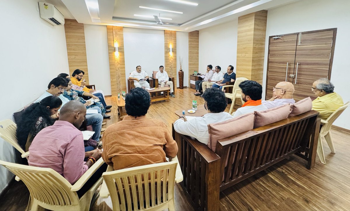 chshekharbjp's tweet photo. #OneNationOneElection अभियान हेतु प्रदेश टोली, विशिष्ट संपर्क प्रकोष्ठ और युवा मोर्चा टीम के साथ बैठक में रहना हुआ,हैदराबाद।
@BJP4Telangana https://t.co/KtBPHFZ6kL