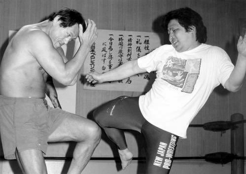pasin_shouwa's tweet photo. リング上では使わないセメントの技術を不要と切り捨てるか、表現のリアリティを出すために必要不可欠と捉えるか。ストロングスタイルとは後者のことだと思う。

佐山「セメントとリング上は違うじゃないですか。でも、猪木さんは、セメントの中で培った本物の動きがリング上で生きてこなくちゃダメだと考えていました。
練習では腕がらみの攻防だけで長い時間、お互いに外せない、外されないことがあります。だけど、猪木さんは常に試合では『動け』と教えていました。だから僕と小林さんは、関節技の中で次の展開へどんどんいくわけです。アームロックからクロックヘッドシザースにいったり、みんな動くわけです。それは、道場でセメントをやっていないと出来ない動きなんです。しかも、関節技の極め方、外し方はセメントそのままの動きだから、迫力が違います。体の使い方が理にかなっているから、説得力があったんです」