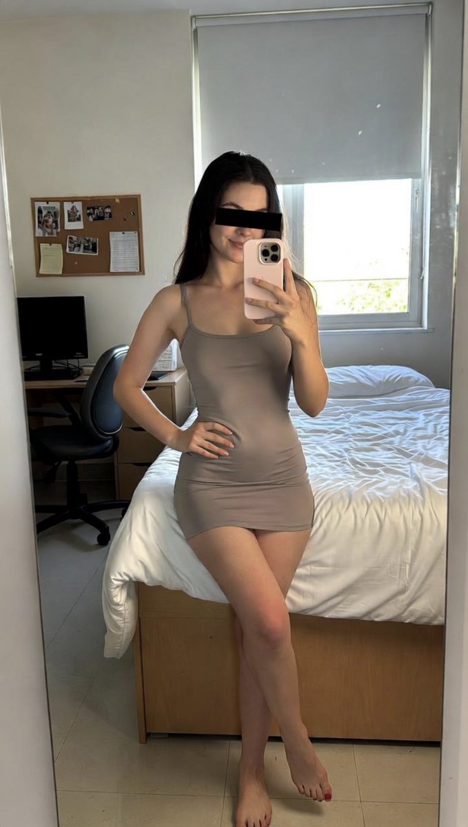 SubmittedDaily's tweet photo. Mia, 19, NY but Italian decent 🇮🇹 Soft soles and pretty toes! Size 6 🦶 https://t.co/EJ6GvrQRcB