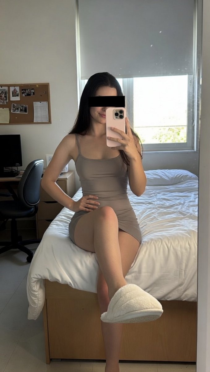 SubmittedDaily's tweet photo. Mia, 19, NY but Italian decent 🇮🇹 Soft soles and pretty toes! Size 6 🦶 https://t.co/EJ6GvrQRcB