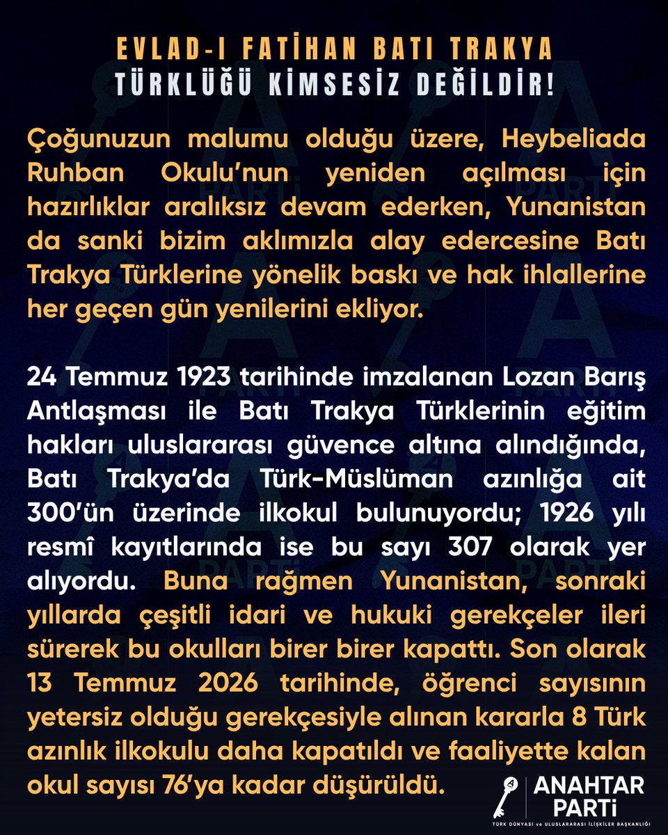 apartiturkdunya's tweet photo. EVLAD-I FATİHAN BATI TRAKYA TÜRKLÜĞÜ KİMSESİZ DEĞİLDİR!

Çoğunuzun malumu olduğu üzere, Heybeliada Ruhban Okulu’nun yeniden açılması için hazırlıklar aralıksız devam ederken, Yunanistan da sanki bizim aklımızla alay edercesine Batı Trakya Türklerine yönelik baskı ve hak ihlallerine her geçen gün yenilerini ekliyor.

24 Temmuz 1923 tarihinde imzalanan Lozan Barış Antlaşması ile Batı Trakya Türklerinin eğitim hakları uluslararası güvence altına alındığında, Batı Trakya’da Türk-Müslüman azınlığa ait 300’ün üzerinde ilkokul bulunuyordu; 1926 yılı resmî kayıtlarında ise bu sayı 307 olarak yer alıyordu. Buna rağmen Yunanistan, sonraki yıllarda çeşitli idari ve hukuki gerekçeler ileri sürerek bu okulları birer birer kapattı. Son olarak 13 Temmuz 2026 tarihinde, öğrenci sayısının yetersiz olduğu gerekçesiyle alınan kararla 8 Türk azınlık ilkokulu daha kapatıldı ve faaliyette kalan okul sayısı 76’ya kadar düşürüldü.

Hal böyleyken, Lozan’ın öngördüğü mütekabiliyet ilkesi neden Yunanistan’a karşı işletilmiyor? Bizim için Lozan Barış Antlaşması, Türkiye-Yunanistan ilişkilerinde vazgeçilmez kırmızı çizgi olup haklarımız eksiksiz uygulanmadan ve Batı Trakya Türklerinin eğitim ile dinî haklarına yönelik ihlaller son bulmadan, tek taraflı taviz niteliği taşıyabilecek hiçbir adıma rıza gösterilemez
