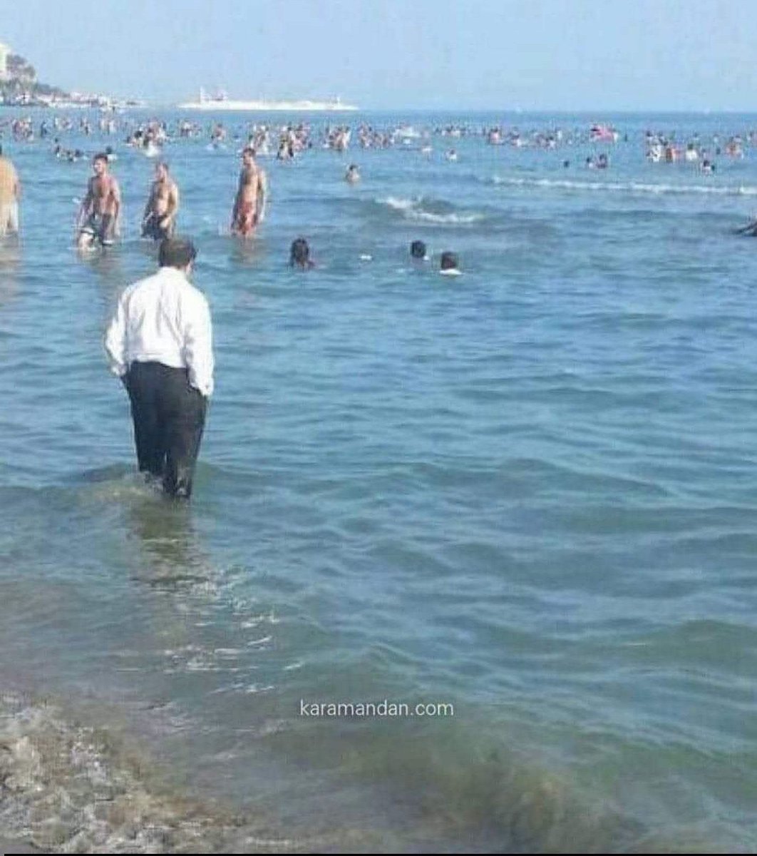 Chetinceviz's tweet photo. Kıyafeti yüzünden görevden alınmadan tatil yapmaya çalışan vali 👇😂😍 https://t.co/WIDMAjRm8F