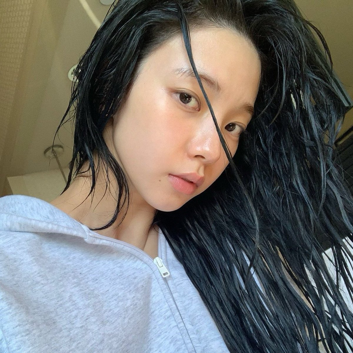 icurina's tweet photo. full makeup                         bareface https://t.co/35mPYAVUUm