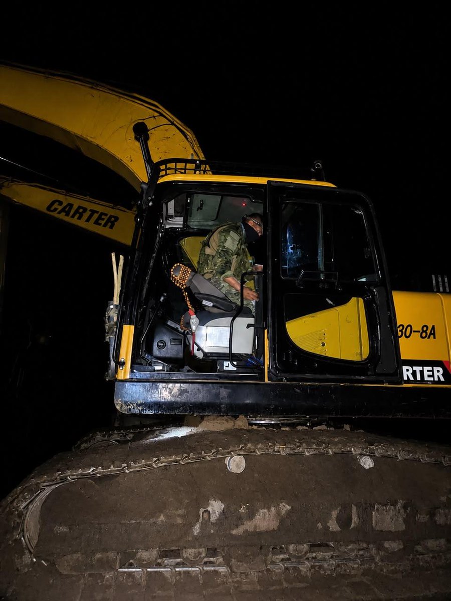 FFAAECUADOR's tweet photo. #ZamoraChinchipe | Las Fuerzas Armadas del Ecuador, inhabilitaron tres excavadoras presuntamente utilizadas en minería ilegal durante una operación en el cantón #Chinchipe. El material extraído fue entregado a la autoridad competente para los procedimientos legales.
#FFAAContigo https://t.co/HPbLsT98Xn