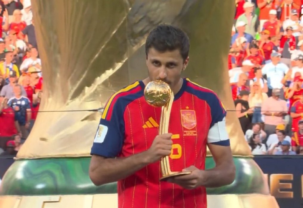 EPLworld's tweet photo. • أفضل لاعب في دوري ابطال اوروبا 2023
• أفضل لاعب في يورو 2024
• افضل لاعب في كاس العالم 2026

رودري خلال مسيرته .. الأفضل في مركزه!👑🇪🇸 https://t.co/oAymCtr0Ai