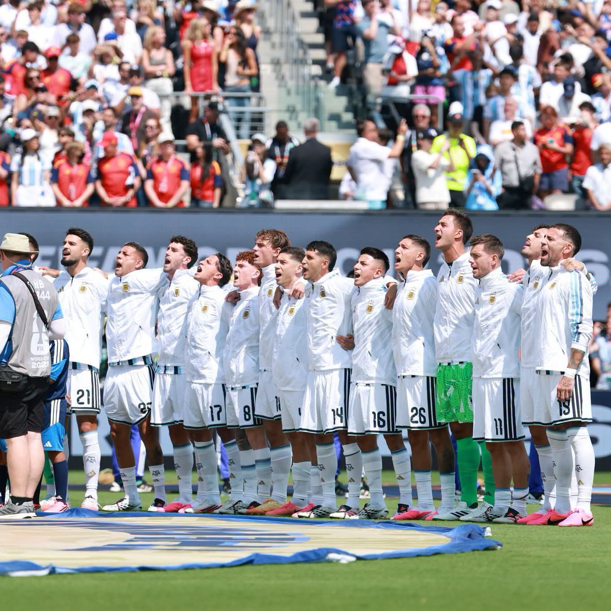JuliLopezOK's tweet photo. No siempre levantar la Copa es la única forma de hacer historia.

Esta Selección volvió a demostrar que el fútbol también se construye con compromiso, esfuerzo y un profundo sentido de equipo. Hubo talentos extraordinarios, hubo figuras que brillaron, pero por encima de todas las individualidades estuvo el grupo: un equipo que nunca dejó de creer, de luchar y de representar con orgullo a millones de argentinos.

Gracias, Lionel Messi, por seguir regalándonos tu talento, tu liderazgo y una manera única de entender este deporte. Gracias por inspirar a generaciones enteras y por vestir la camiseta argentina con la misma pasión de siempre.

El resultado quedará en los libros. Lo que este equipo despertó en el corazón de nuestro pueblo permanecerá para siempre.

¡Gracias, Selección! 🇦🇷💙